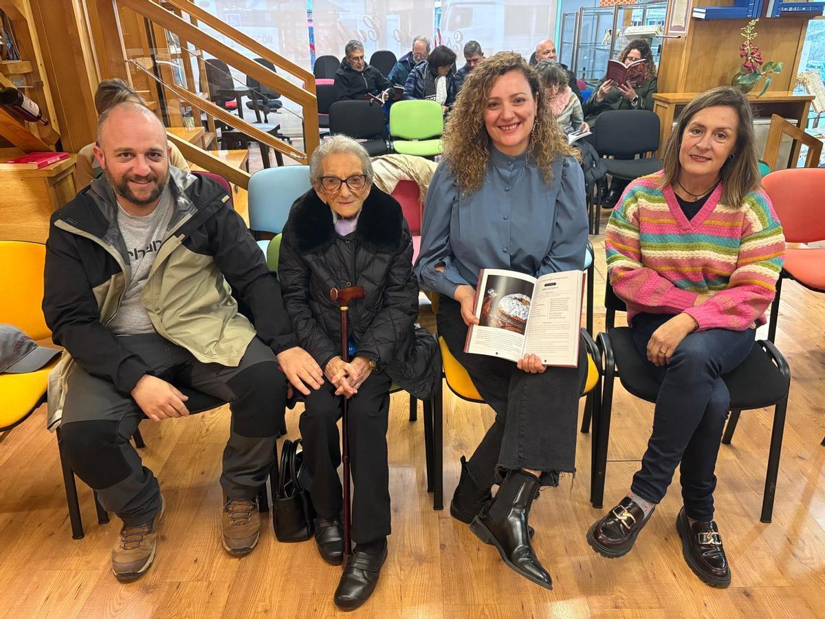 Por la izquierda, Vicente Agudín, Luisa Álvarez Membiela, Beatriz López - con su libro en las manos - y Loli Rodríguez, en la presentación en Cangas del Narcea celebrada en marzo de 2025.