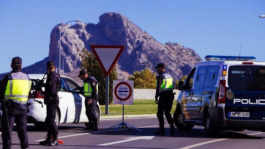 Agentes del cuerpo de Policía Nacional realizan un control en la autovía A-7281 a la salida del municipio malagueño de Antequera.