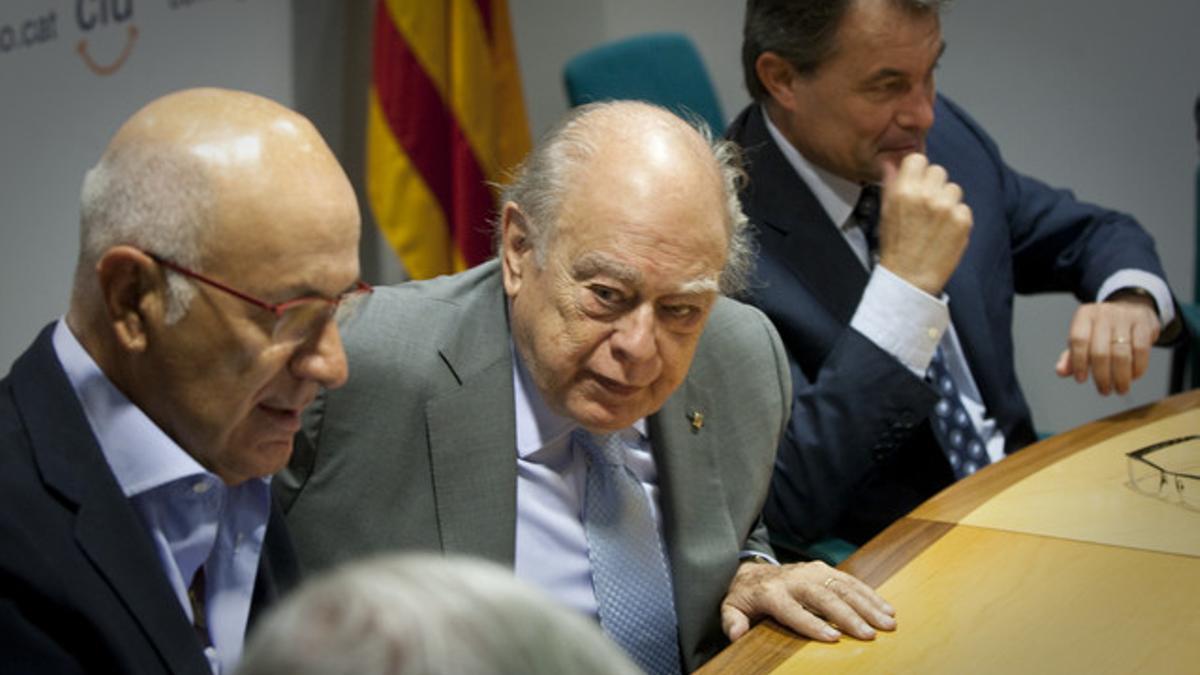 El 'expresident' Jordi Pujol (centro), junto a Artur Mas (derecha) y Josep Antoni Duran Lleida, el pasado 17 de septiembre, durante la reunión de la ejecutiva de CiU.