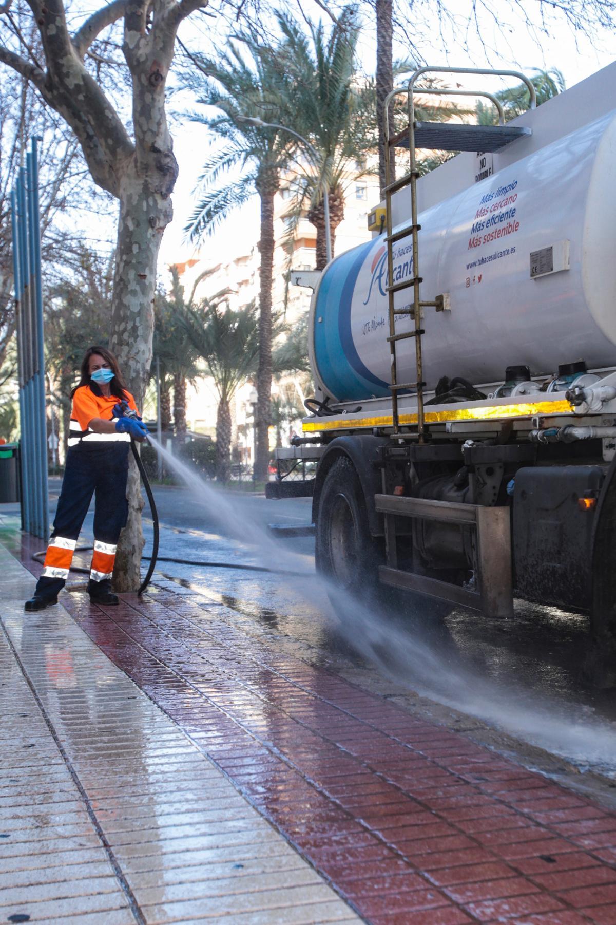Baldeo exprés en Alicante para limpiar la lluvia de barro Baldeo exprés en Alicante para limpiar la lluvia de barro