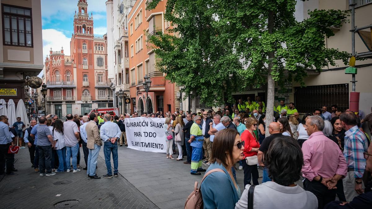 Trabajadores del Ayuntamiento de Badajoz en la concentración de este miércoles para reclamar la equiparación salarial para todos.