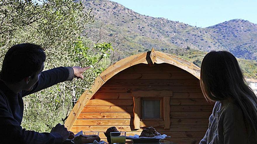 Dues persones esmorzen a la terrassa d&#039;un càmping.