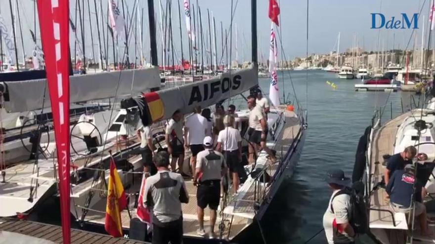 Los Reyes y sus hijas visitan el 'Aifos' en el Club Náutico de Palma