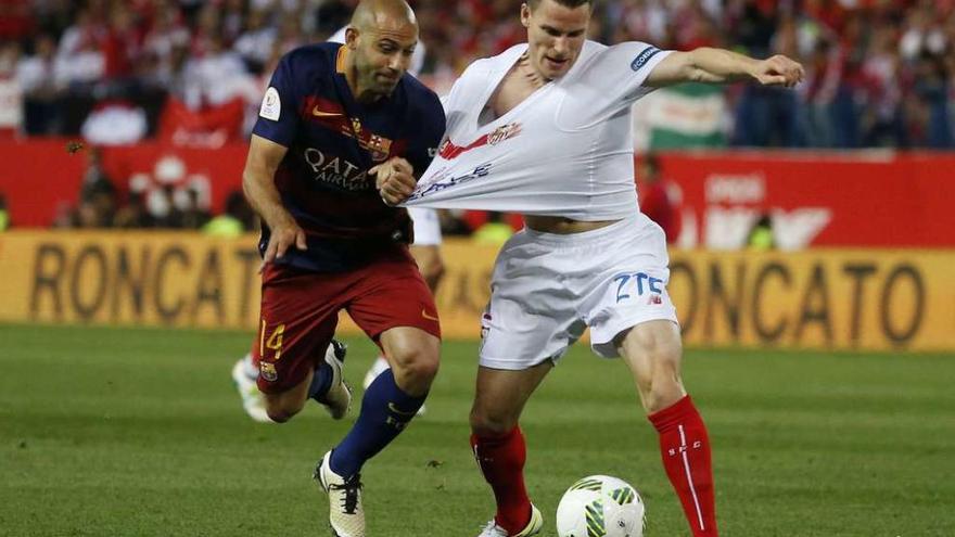 Mascherano sujeta de la camiseta a Gameiro y la infracción le supuso la expulsión al jugador del Barcelona. // Juan Medina
