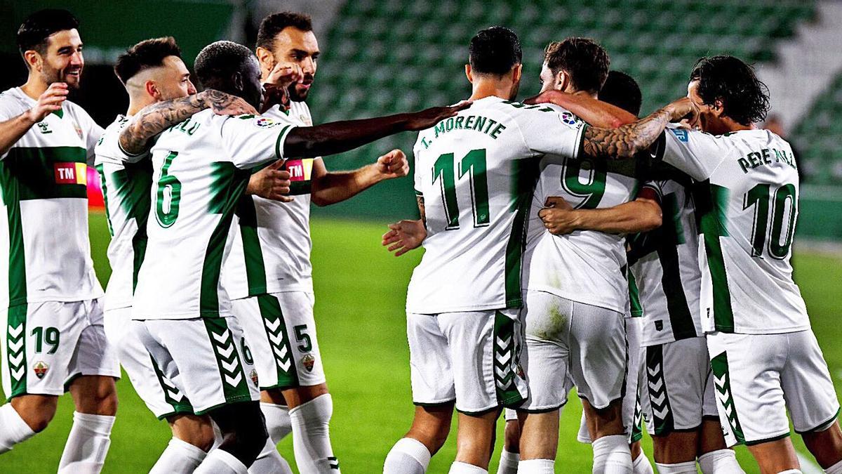 Los jugadores del Elche celebran el gol de penalti conseguido el pasado viernes por Fidel Chaves ante el Celta de Vigo. | ECF