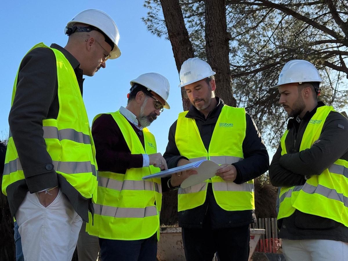 El alcalde, segundo por la izquierda, consulta documentación con responsables de la obra y el edil de Deportes, a la derecha