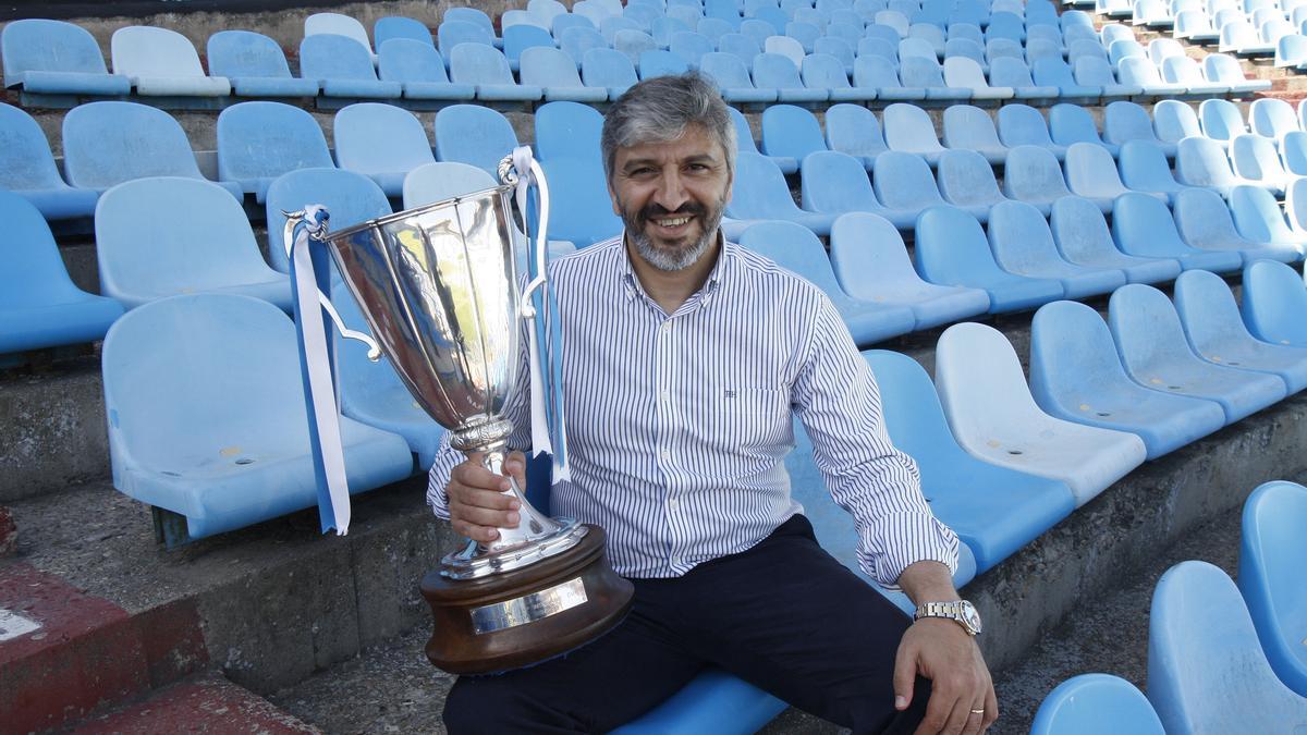 Nayim, con el trofeo de la Recopa en las gradas de La Romareda.