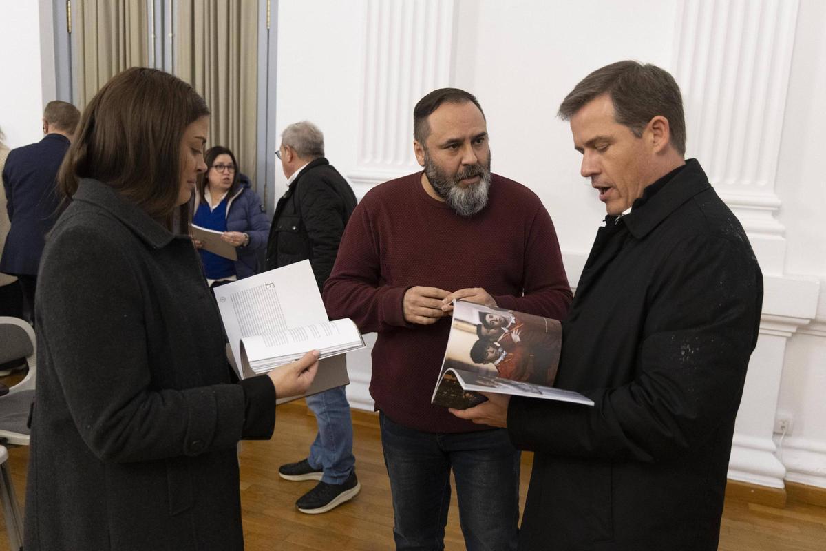 El alcalde de Xàtiva, Roger Cerdà, hojeando el libro.
