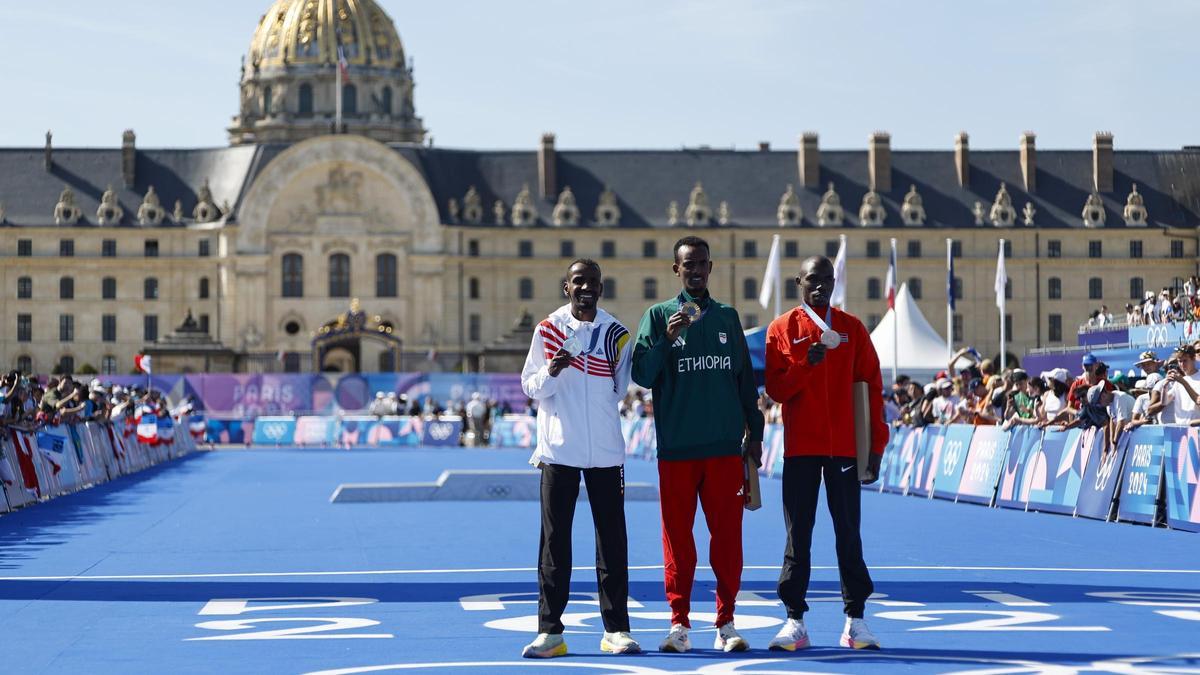 El atleta etíope Tamirat Tola, oro, el belga Bashir Abdi, plata y el keniano Benson Kipruto, bronce, posan durante la ceremonia de entrega de medallas de la prueba de maratón masculino de los Juegos Olímpicos 2024