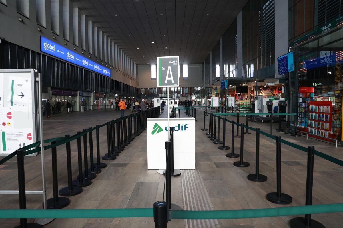 Vestíbulo de la estación de Santa Justa de Sevilla durante la huelga en los trenes.