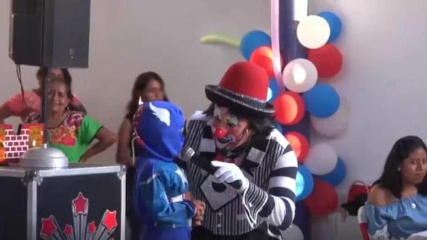 La viral respuesta de un niño a la pregunta de un payaso que animaba su cumpleaños