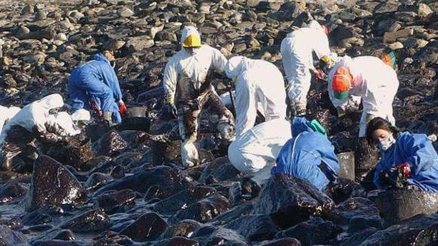 Voluntarios retirando fuel del &quot;Prestige&quot; en la costa de Carnota (A Coruña). // Xoán Álvarez