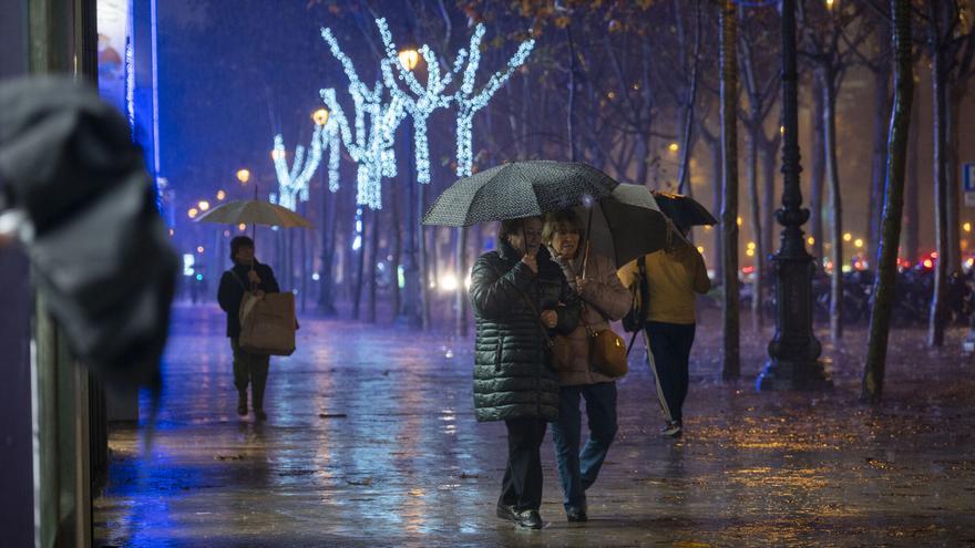 Pluja de tarda que ha obligat els passejants a utilitzar el paraigua als voltants de l’Illa Diagonal