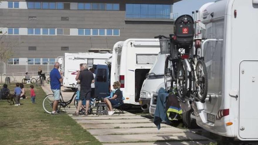 Grupo de autocaravanas aparcadas ayer en el aparcamiento específico situado junto al Planetari del Grau.