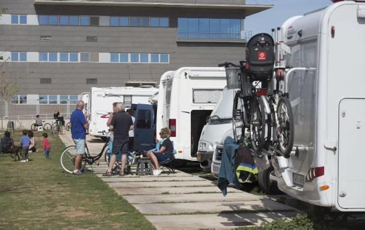 Grupo de autocaravanas aparcadas ayer en el aparcamiento específico situado junto al Planetari del Grau.