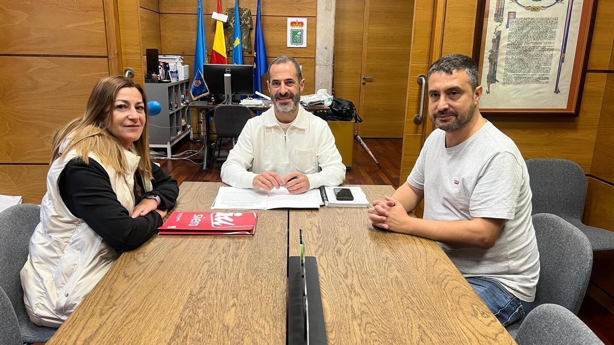 La portavoz de IU, Teresa Álvarez; Ángel García, y el teniente de alcalde, Javier Rodríguez, durante una reunión para las cuentas de este año.