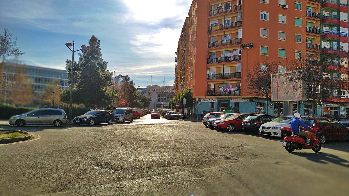 La calle Alcàsser marca la divisoria entre los términos municipales de València, a la izquierda, y Mislata, a la derecha. | A.C.