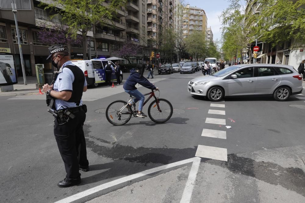 Un motorista resulta ferit en ser envestit per un cotxe al carrer de la Creu a Girona