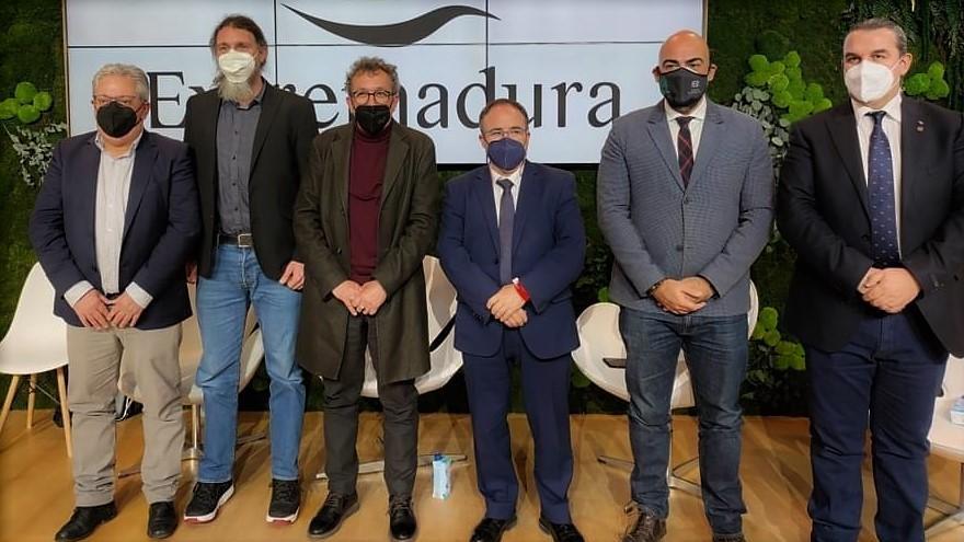 Participantes en la presentación de la actividad ayer, en Fitur