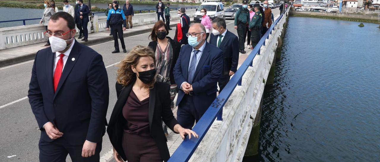 Por la izquierda, Adrián Barbón, presidente del Principado; Raquel Sánchez, ministra de Transportes, y Ramón Canal, durante una visita al puente de Ribadesella el pasado mes de abril. | Juan Plaza