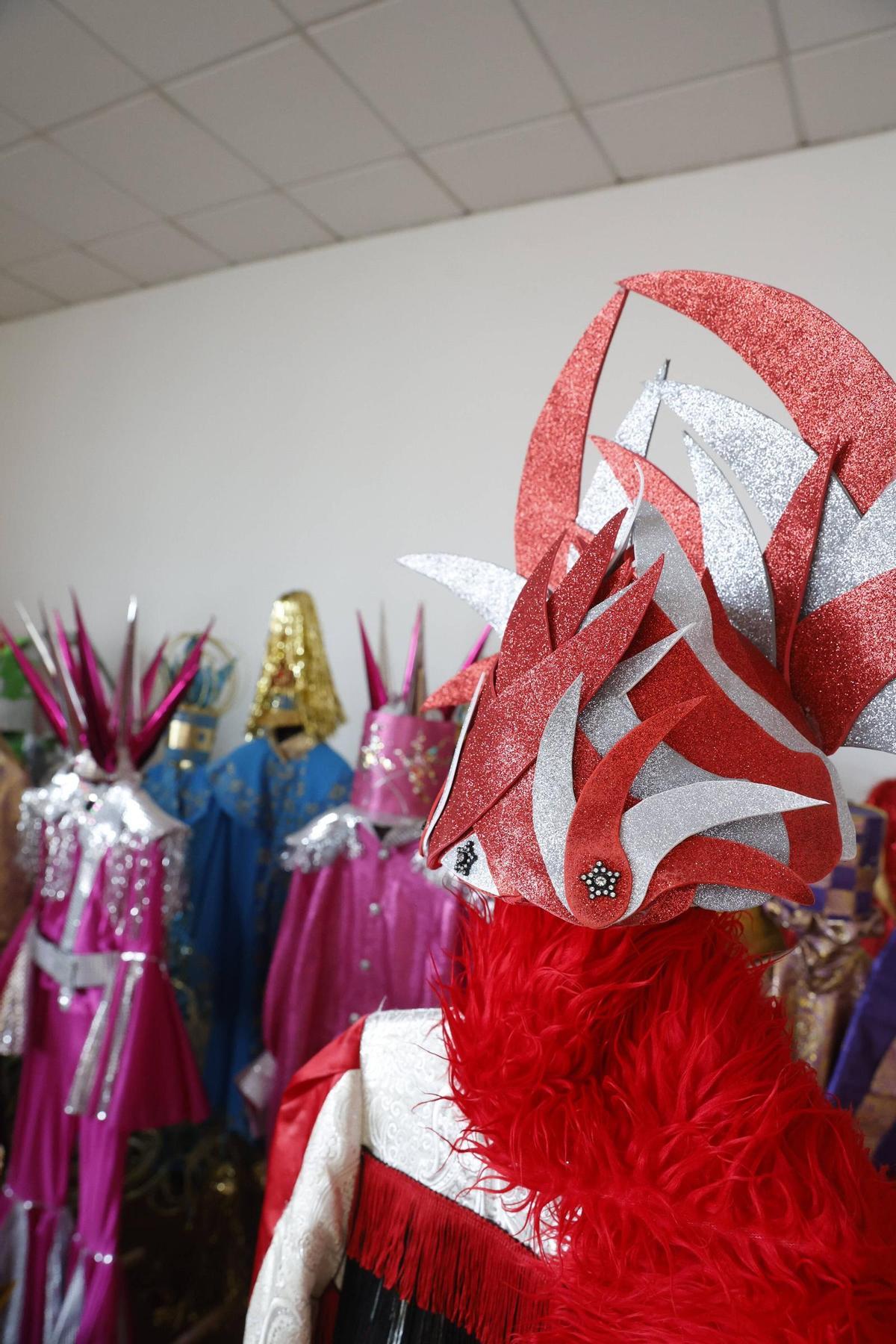 Los preparativos de la exposición de la charanga gijonesa "Los Restallones" por sus 25 años, en imágenes
