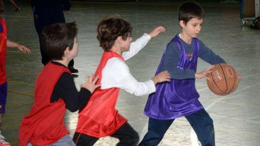 Los pequeños jugando en el torneo. // Rafa Vázquez