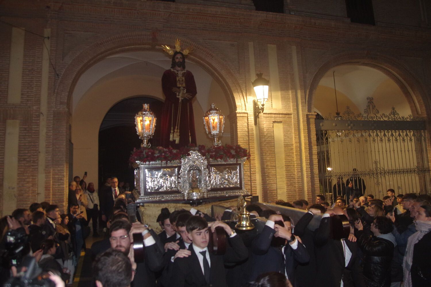 Traslado del Señor del Rescate desde la Basílica de la Victoria tras su triduo cuaresmal