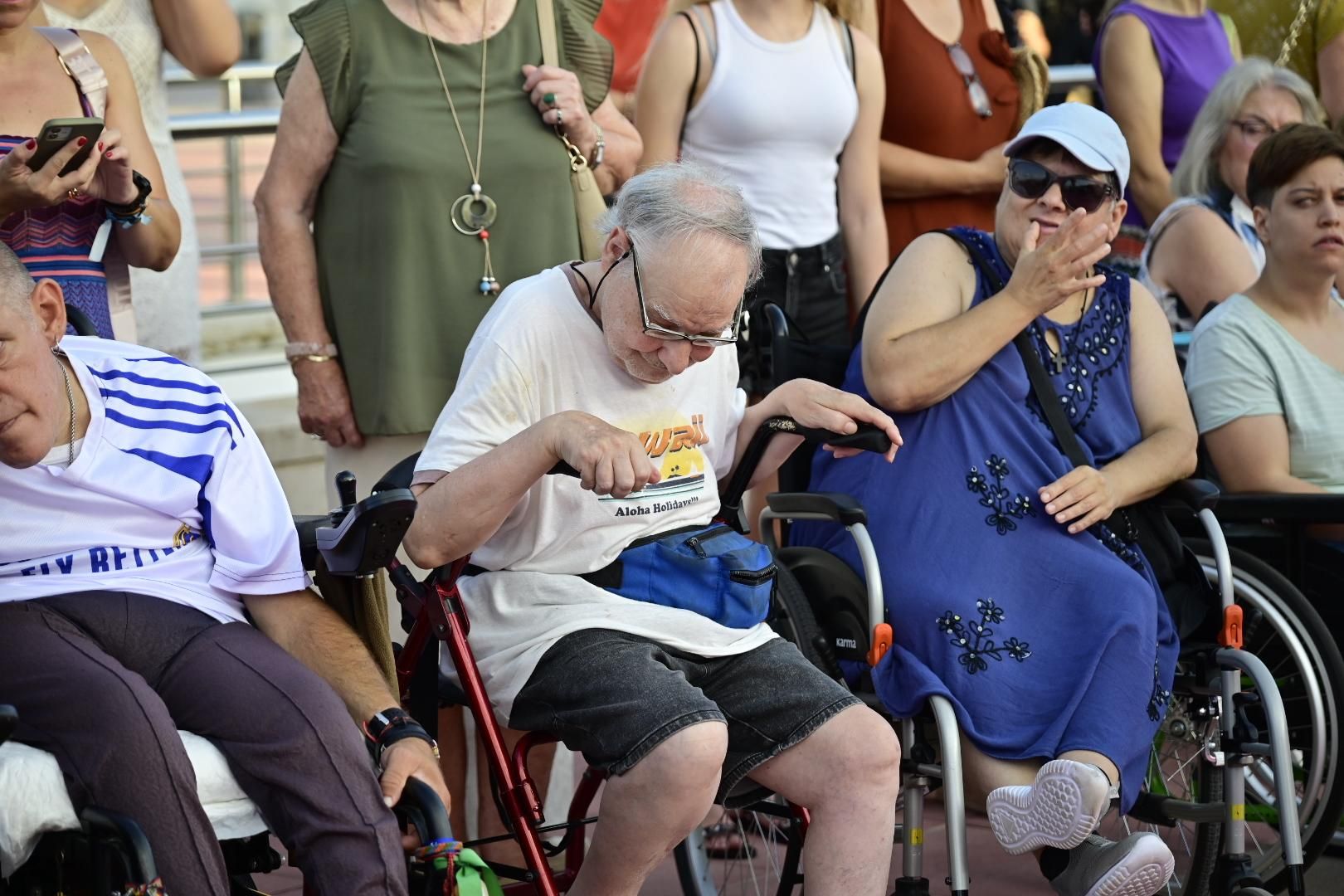 El Moll de Costa se viste de moda con el desfile solidario de Cáritas