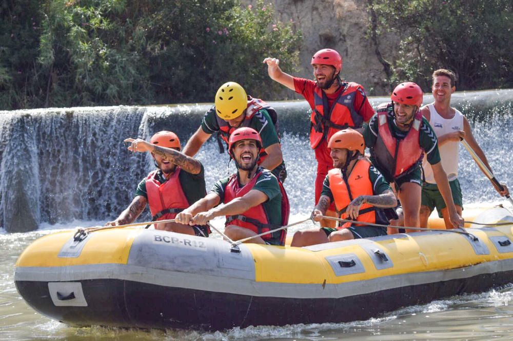 Los jugadores del Elche disfrutan haciendo rafting en el río Segura