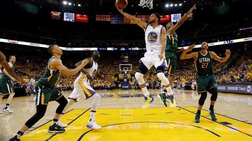 Curry y los Warriors toman ventaja en la serie contra los Jazz