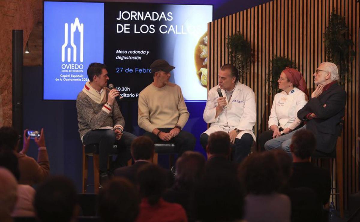 Arriba, por la izquierda, David Fernández- Prada (moderador), Pedro Martino, Luis Alberto Sánchez «Panero», Lucía Fernández y Francis Vega. Abajo, Lucía Fernández con los callos que se repartieron a los asistentes. | L. M.