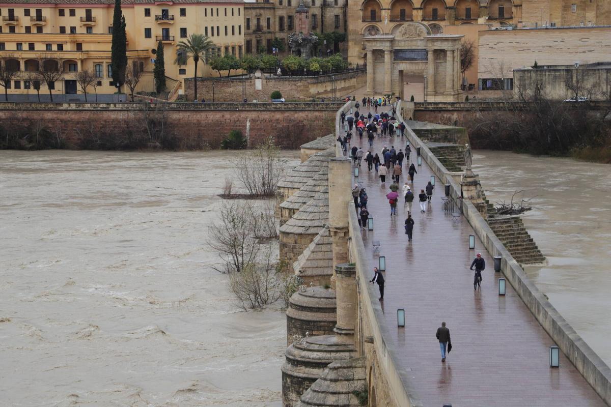 El río Guadalquivir se desborda a su paso por el puente romano debido a las intensas precipitaciones de la borrasca Leonardo. Córdoba, España, 4 de febrero de 2026.