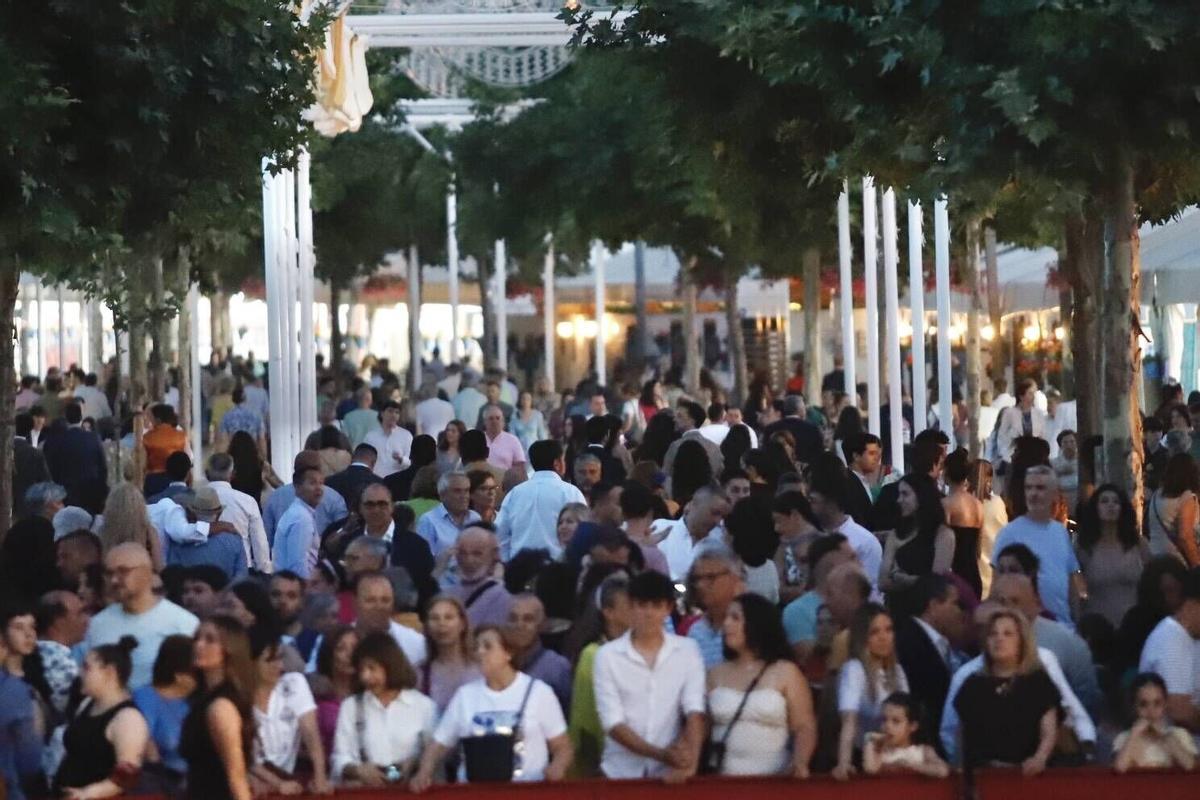 Los cordobeses disfrutan de la fiesta desde horas antes del encendido de la portada Los cordobeses disfrutan de la fiesta desde horas antes del encendido de la portada