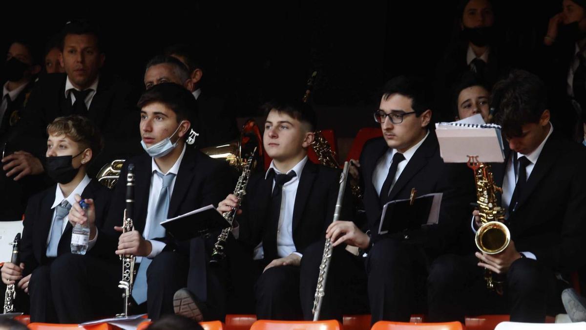Miembros de una banda de música tocan en la grada de Mestalla.  | J.M. LÓPEZ