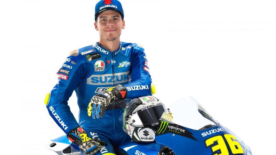 Joan Mir posa en la Suzuki con la que competirá en el Mundial de este año