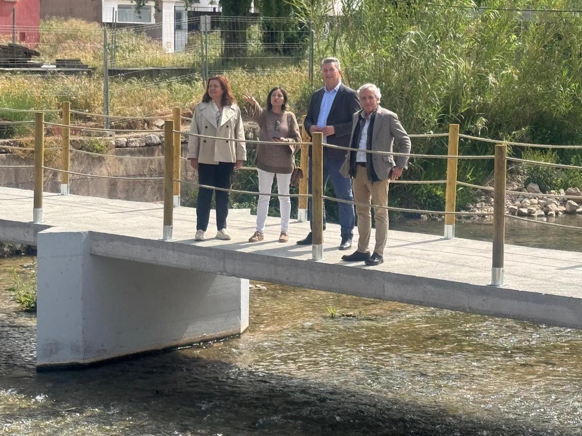 El conseller Martínez Mus, junto a la alcaldesa María Consuelo García, en el nuevo paso de Calles sobre el río Tuéjar.
