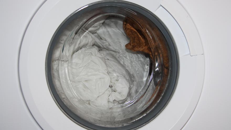 El botó secret de la rentadora que deixa la roba com si s’acabés de comprar
