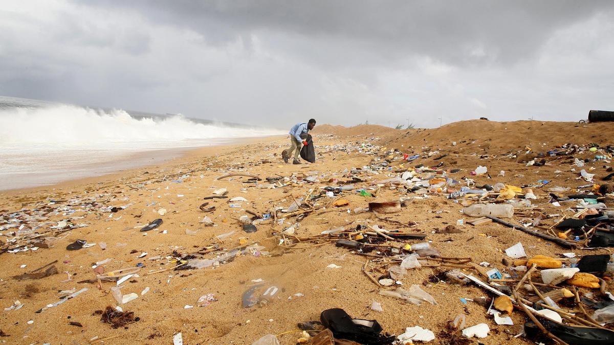 Basura en una playa de Costa de Marfil