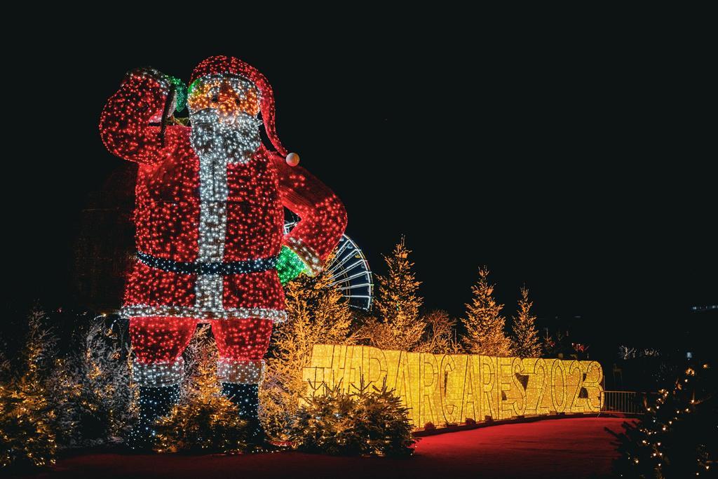 La navidad se vive de una forma diferente cuando un Papá Noel gigante te da la bienvenida a este impresionante lugar