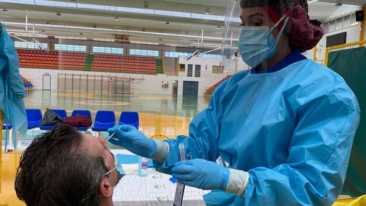 Una enfermera realiza una prueba de coronavirus.