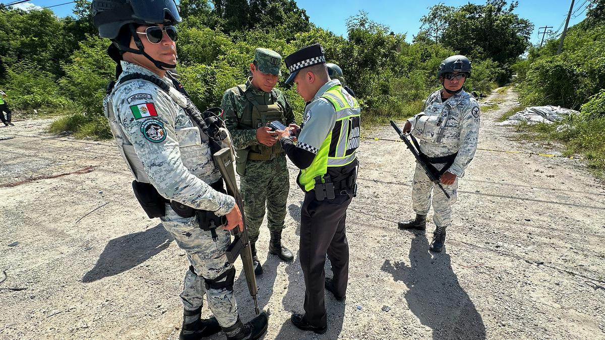 Integrantes de la Guardia Nacional (GN) y del ejército mexicano resguardan la zona donde se localizaron los cuerpos de 4 personas.
