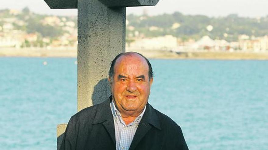 El sacerdote José Luis Martínez, en una foto de archivo de 2008, junto a la iglesia de San Pedro.