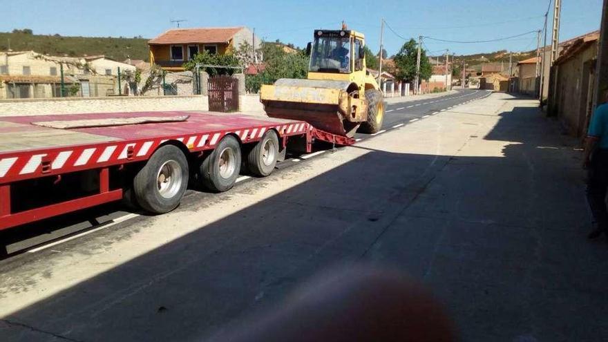 La maquinaria que ha intervenido en la carretera de Villanueva de las Peras se retiraba ayer.