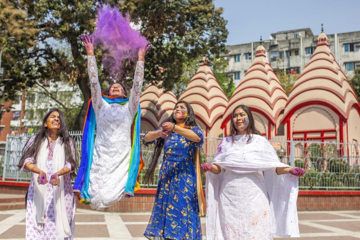 Celebración del Holi en el templo nacional Dhakeshwari, en Dhaka, Bangladesh