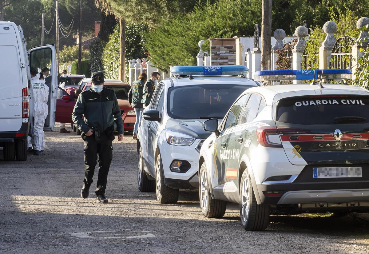 Agentes de la policia durante el registro del chalet del principal sospechoso por el crimen de Esther.