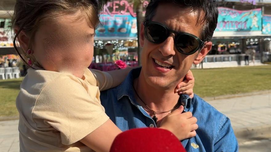 Víctor Janeiro, con su hija Brenda en la Feria de Jerez