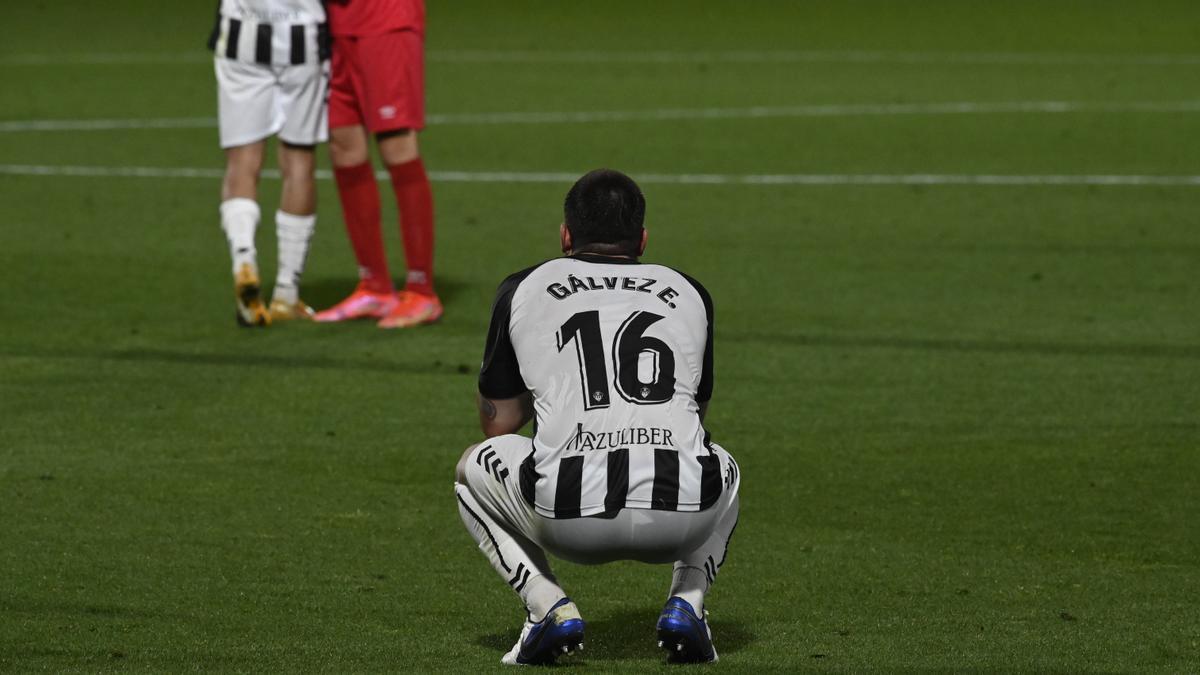 Imagen de desolación de Gálvez, futbolista del Castellón, tras consumarse el descenso del equipo este lunes en Castalia.