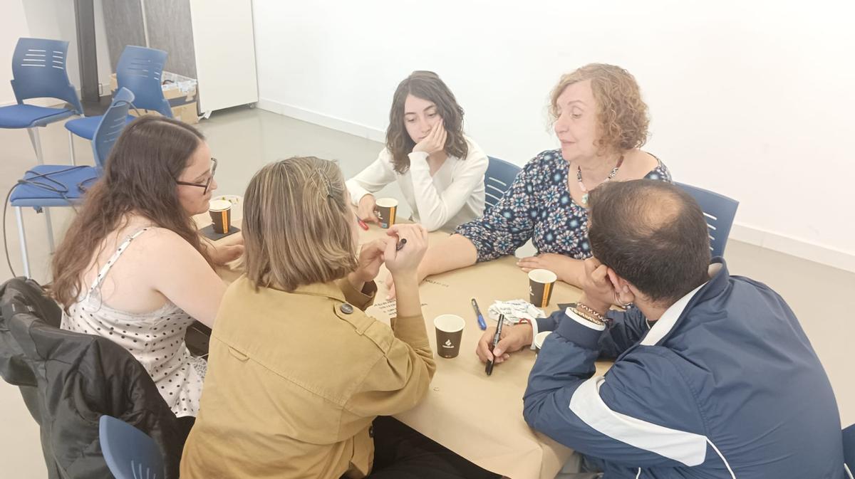 La sesión, celebrada en el campus de Elche, estuvo conducida por el investigador emérito del Consejo Superior de Investigaciones Científicas (CSIC) Antonio Lafuente