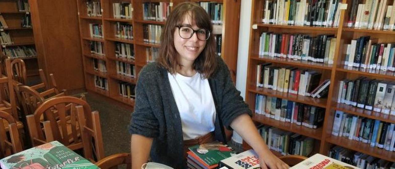 Rita Fernández ultima la ordenación de los volúmenes en la sala de lectura. |   // N.P.