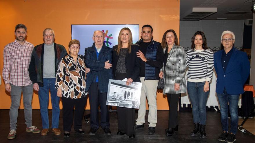 Homenaje de la asociación de comerciantes a la Carnicería Lozano por su larga trayectoria. | SERVICIO ESPECIAL